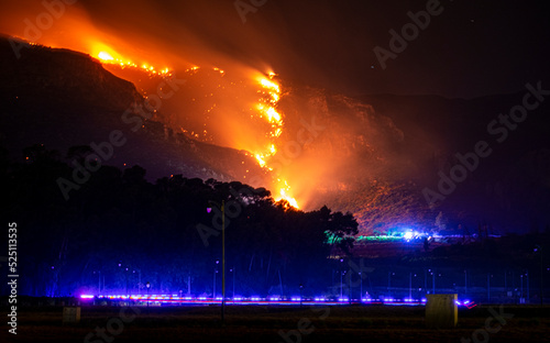 Incendio forestal montaña con bomberos