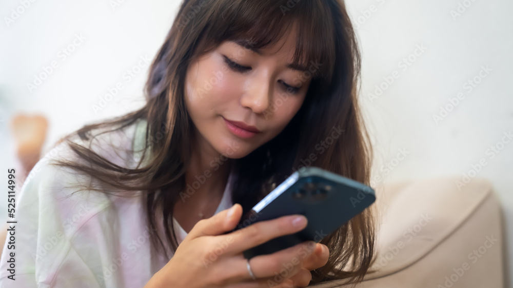 スマホを使う女性 スマホを使う女性