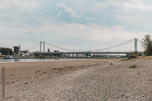 Mülheimer Brücke bei Niedrigwasser 2022 Rhein