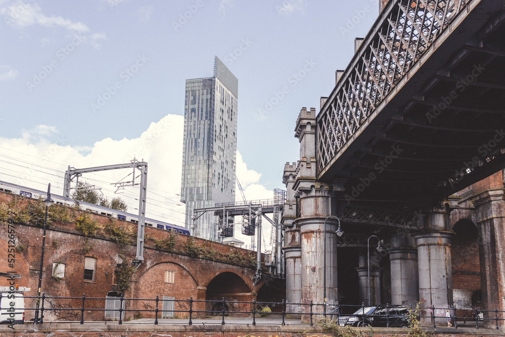 Naklejka premium Estructuras arquitectónicas en una ciudad