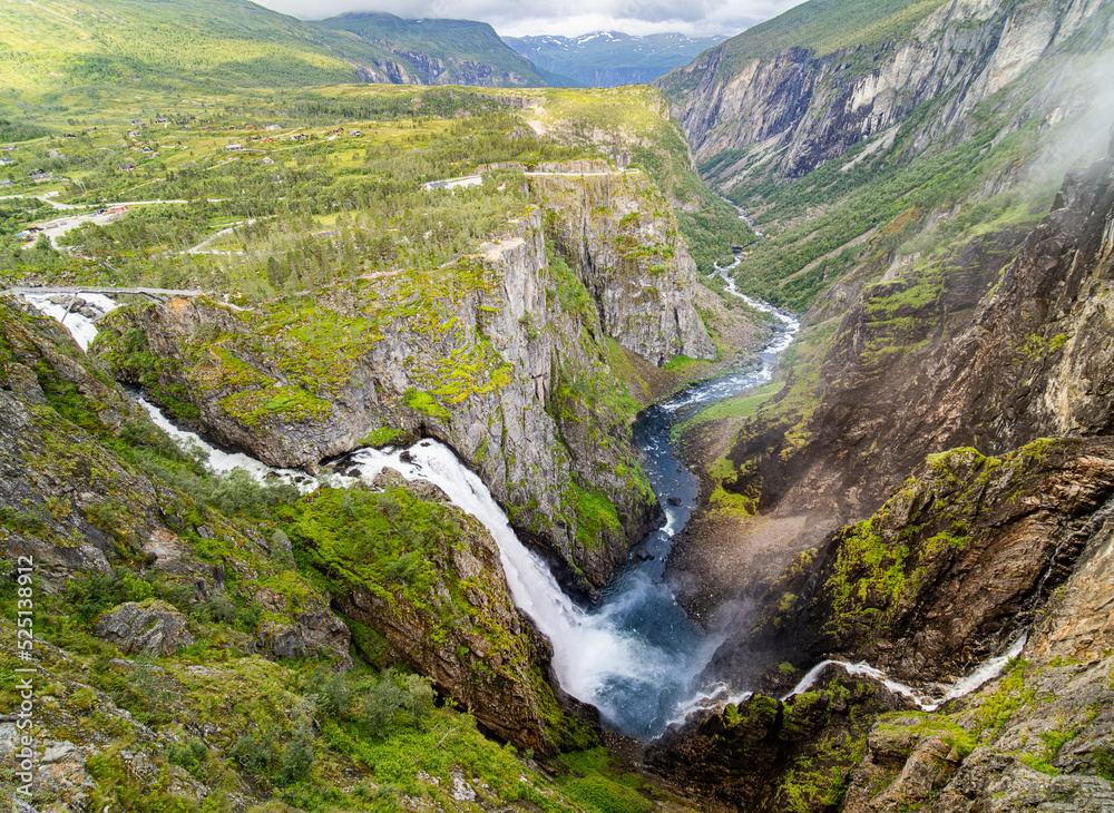Der schöne Blick auf die großen Wasserfälle Voringfossen in Norwegen Der schöne Blick auf die großen Wasserfälle Voringfossen in Norwegen