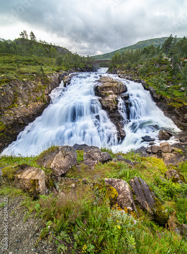 Der schöne Blick auf die großen Wasserfälle Voringfossen in Norwegen