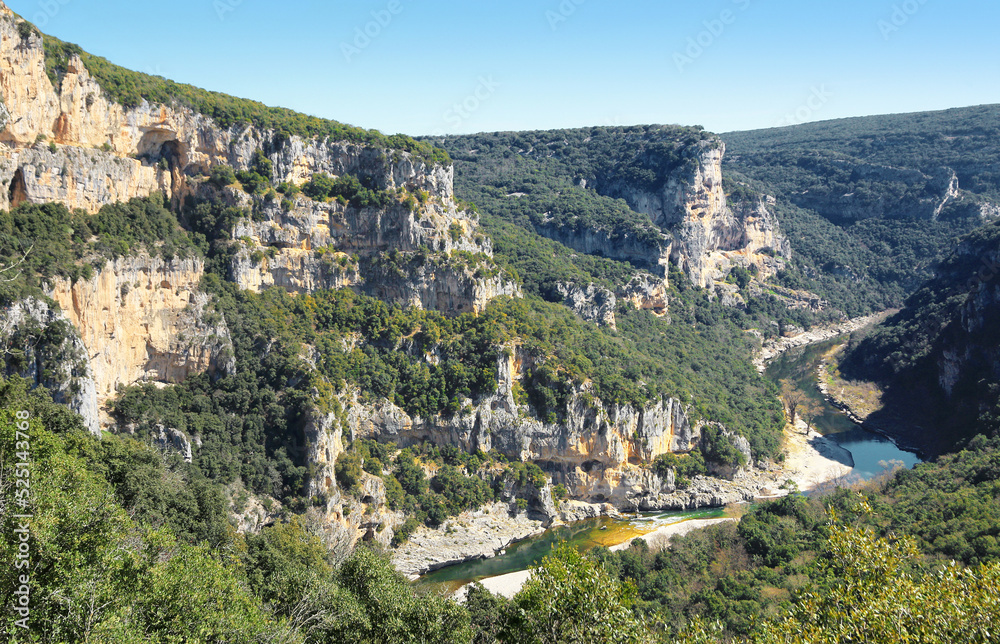 Vue aérienne des falaises et de l'Ardèche dans ses gorges sauvages.
