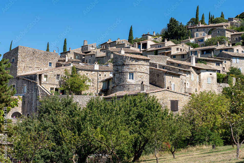 Le village médiéval de Mirmande dans la Drôme Le village médiéval de Mirmande dans la Drôme