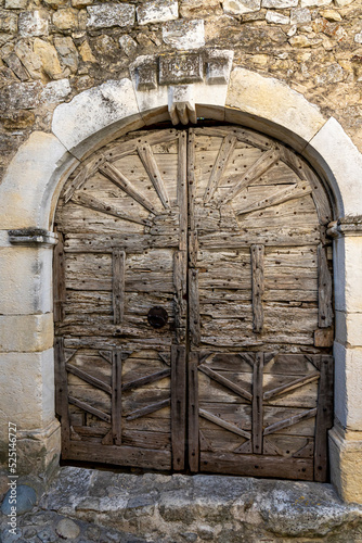 porte de maison du village médiéval de Mirmande dans la Drôme