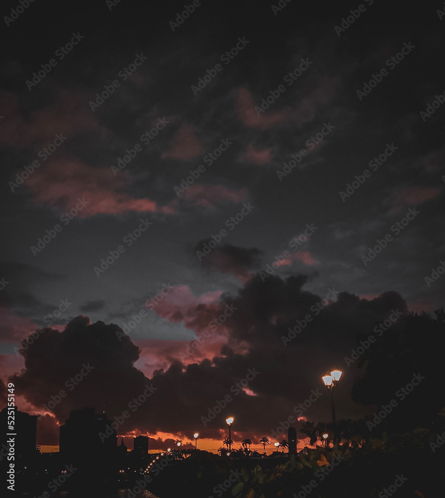 Obraz premium Nuvens no anoitecer de Recife.