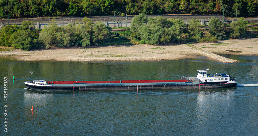 Obraz premium Frachtschiff im Mittelrheintal bei Niedrigwasser Sommer 2022