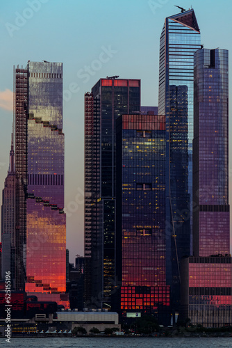 Valokuva View to Manhattan skyline Hudson Yards skyscrapers, from Weehawken Waterfront in Hudson River at sunset