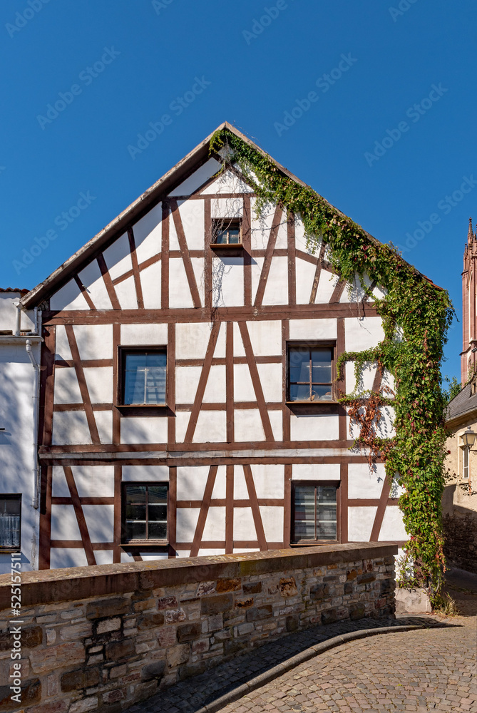 Fachwerkhaus in der Altstadt von Geisenheim im Rheingau in Hessen, Deutschland 