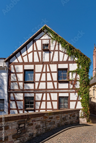 Fachwerkhaus in der Altstadt von Geisenheim im Rheingau in Hessen, Deutschland 