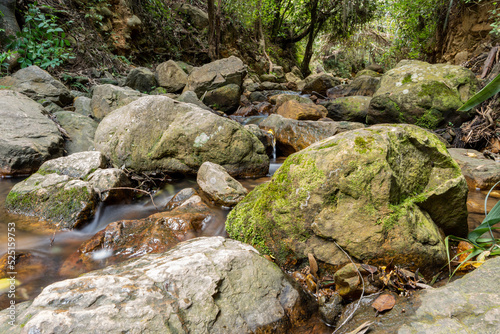 enormes rocas de rio 