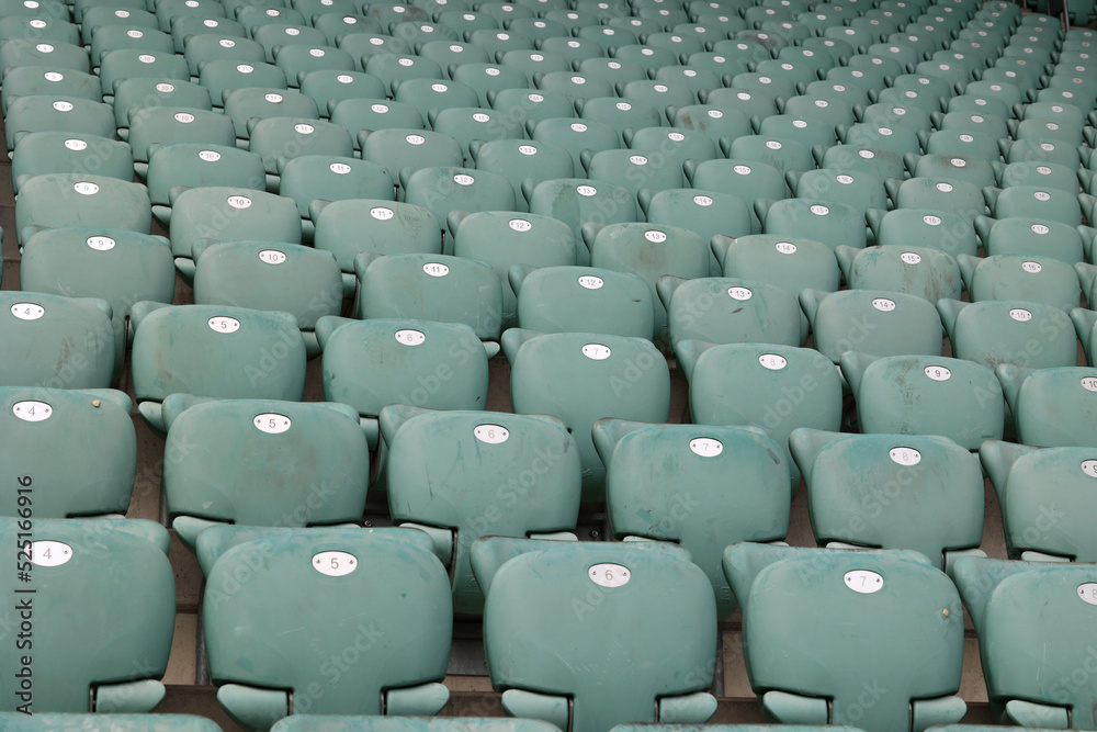 Rzędy składanych krzesełek w stadion na powietrzu. Arena - obrazy, fototapety, plakaty 