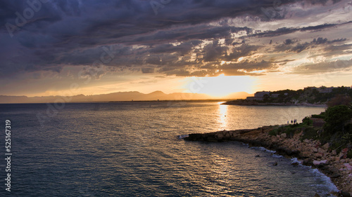 Letni zachód słońca na wybrzeżu Costa dorada