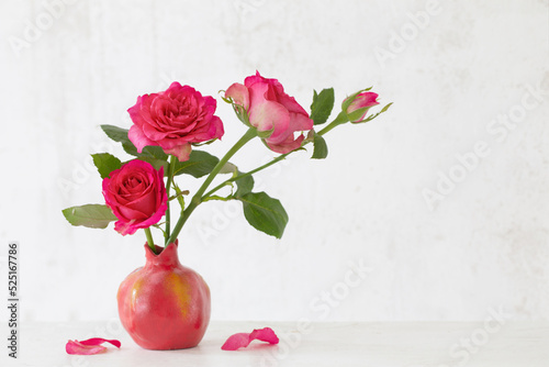 Fototapeta Naklejka Na Ścianę i Meble -   pink roses in pink vase on background old white wall