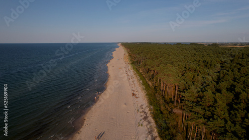 Plaża wzdłuż morza z drona