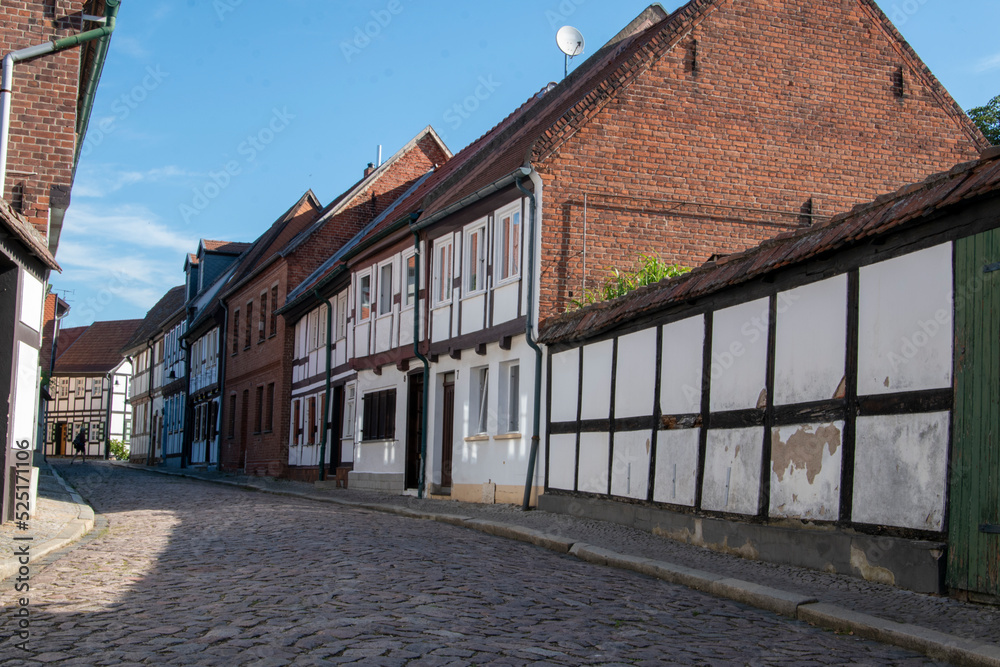 Tangermünde hat eine gut erhaltene Altstadt mit vielen Fachwerk- und Backsteinbauten sowie eine recht vollständig erhaltene Burg Tangermünde und die Stadtbefestigung in Backsteinbauweise.