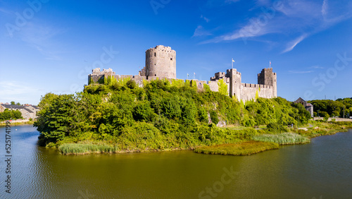 Cuadro en lienzo Aerial view of the ruins of a large, ancient castle in Wales (Pembroke Castle)