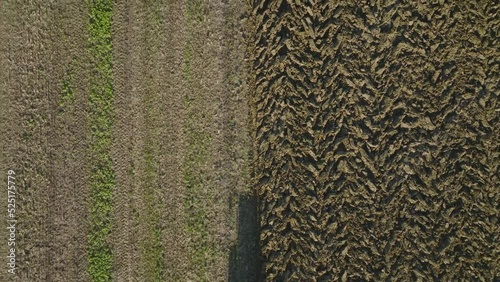 Vue aérienne d'un tracteur qui travail dans les champs de la vallée de la marne en champagne photo