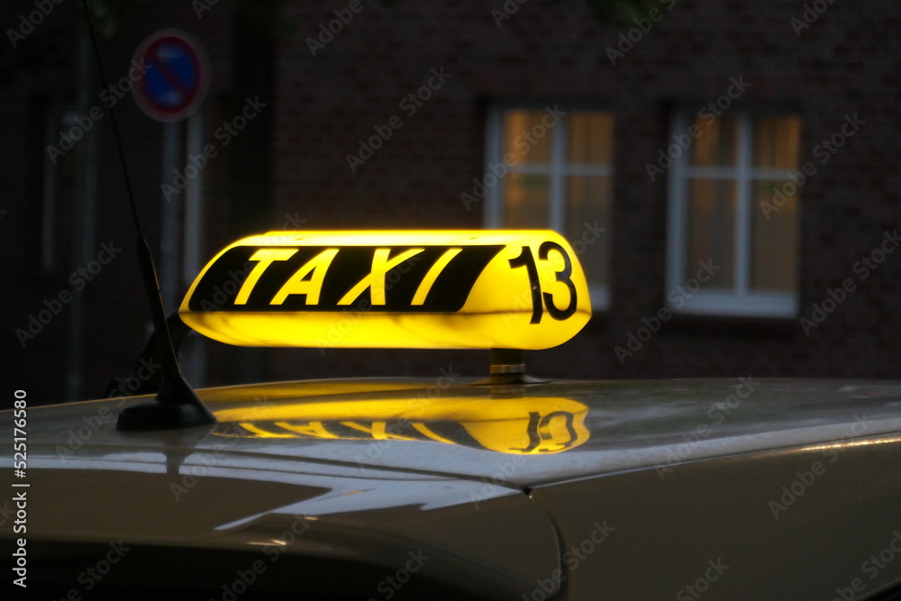 Taxi wartet in der Dämmerung