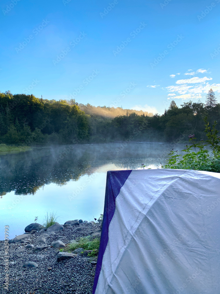 Terrain de camping sur le bord de l'eau. Tente près d'un lac en montagne. Site de campement en pleine nature sauvage, accès à la rivière.