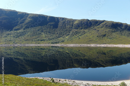 Fototapeta Naklejka Na Ścianę i Meble -  landscape with lake and mountains in Scotland
