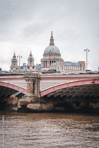 Fototapeta Naklejka Na Ścianę i Meble -  Bridge in London and St. Pauls Cathedral in the background