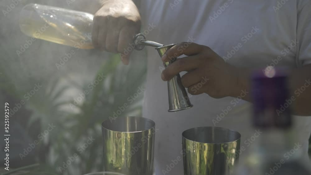 Bartenter latino utilizando un jigger slowmotion 