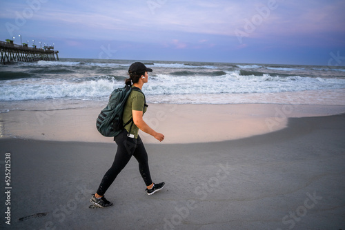 Konstfotografi Marine veteran trains every morning on the beach to stay in shape just like when she was on active duty
