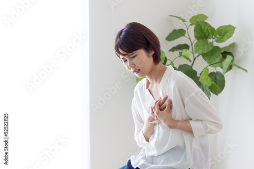 Naklejka 胸が痛む女性
