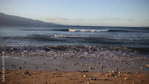 Hawaii Mauii Strand am Pazifik Meer rauscht und Wellen bewegen sich auf den Strand mit Palmen im Sommer in den USA Hawaii zu , romantisch im Sonnenaufgang photo