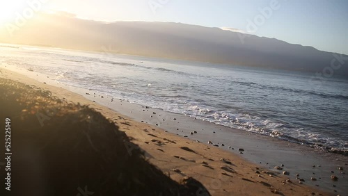 Hawaii Mauii Strand am Pazifik Meer rauscht und Wellen bewegen sich auf den Strand mit Palmen im Sommer in den USA Hawaii zu , romantisch im Sonnenaufgang photo