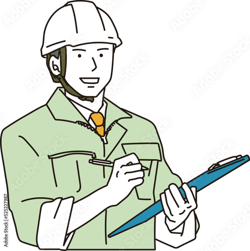 書類をチェックする建設作業員