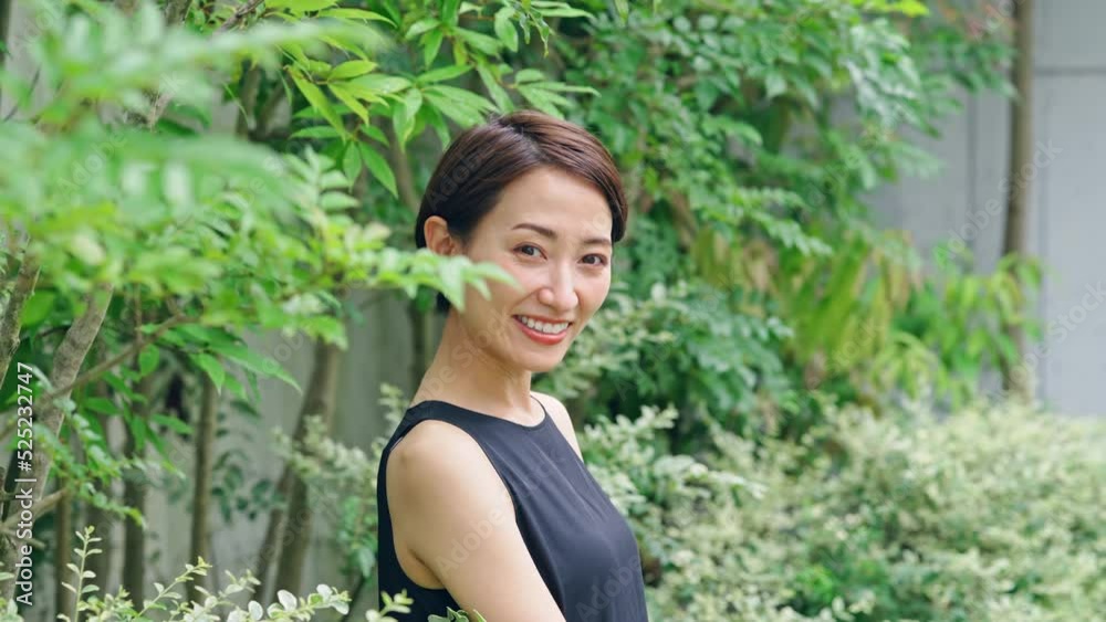 庭園に立つ女性 美容イメージ 庭園に立つ女性 美容イメージ