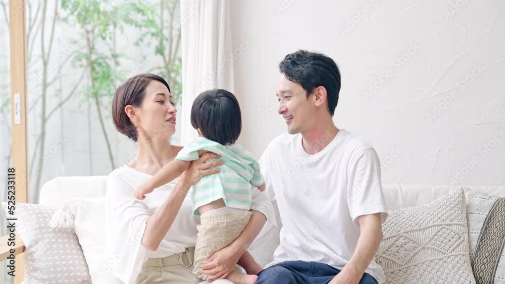 笑顔の幼児と両親　ファミリーイメージ