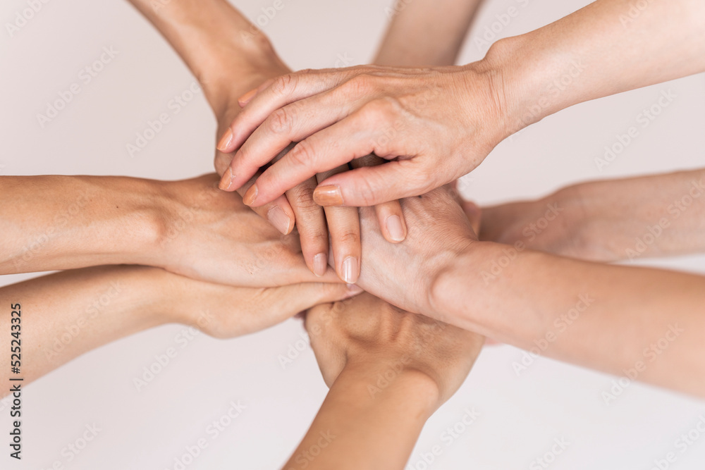 Fototapeta premium 沢山の人が集まり手を重ねている