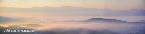 Foto mountainous countryside landscape at sunrise