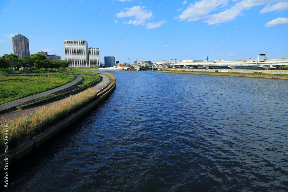 カーブして流れる隅田川