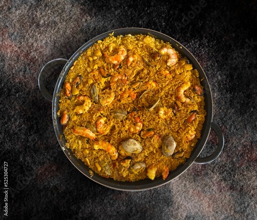 Típica paella española con arroz y marisco. Typical Spanish paella with rice and seafood.