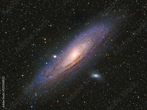 Die Andromedagalaxie fotografiert mit einem modernen Astrofotografie-Setup unter dunklem Nachthimmel. Das Bild ist astronomisch farbkalibriert.