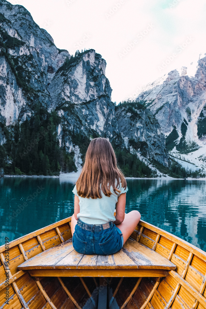 Chica mirando el paisaje sobre una barca Chica mirando el paisaje sobre una barca