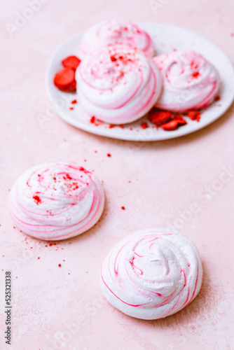 Strawberry meringues with dehydrated strawberries