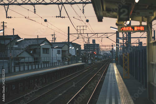 黄昏時の駅のホーム photo