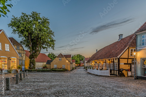 Fotografia The square in the idyllic town Mariager in the dusk twilight hour