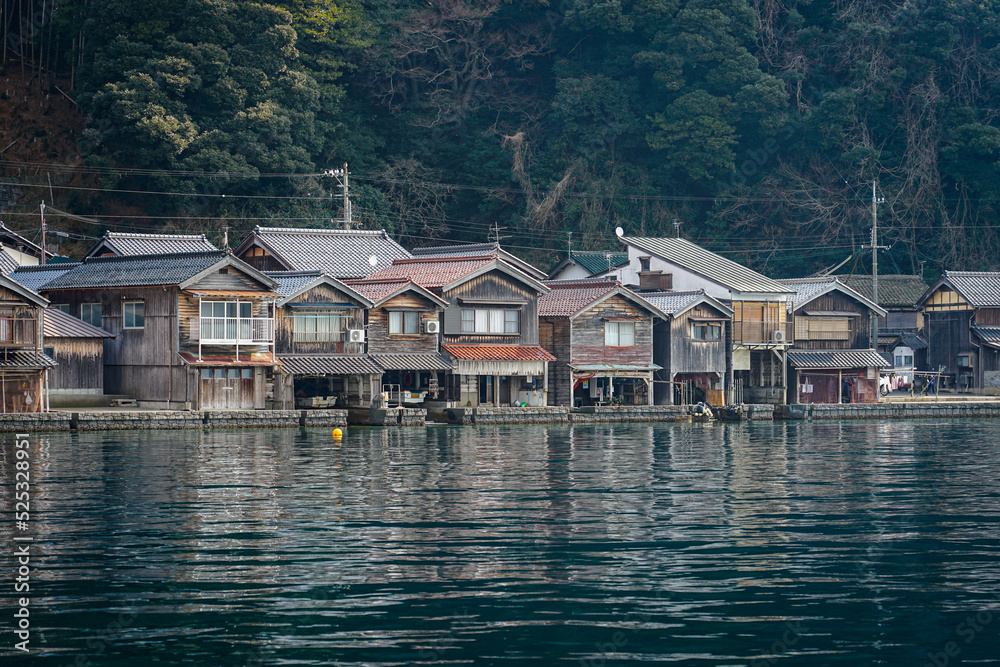 Fototapeta premium 春の朝 静かな伊根の舟屋(京都府伊根町)