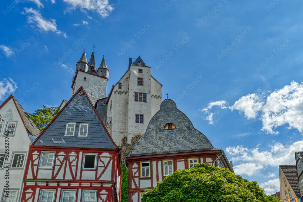 Historische Fachwerkhäuser am Marktplatz und Grafenschloss in Diez an der Lahn
