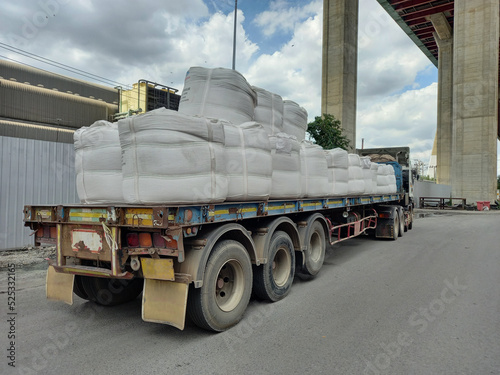 Trailer loading goods fertilizer urea sack jumbo to customers