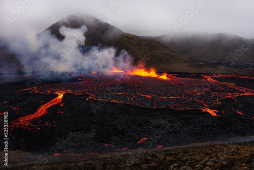 Eruzione del vulcano Fagradalsfjall in Islanda photo