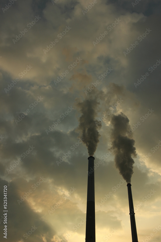 SDGs 地球環境！エントツの煙と色ずく空と雲　環境問題と工場の汚染物質