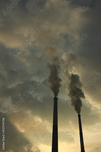 SDGs 地球環境！エントツの煙と色ずく空と雲 環境問題と工場の汚染物質