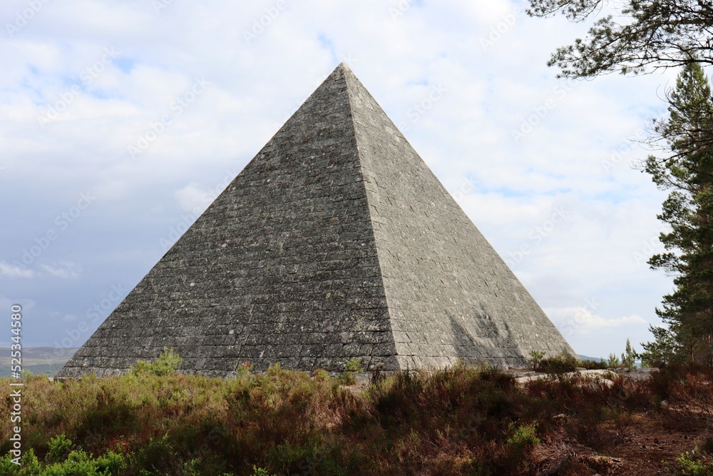 Prince Albert’s Pyramid / Balmoral Cairns
Scotland Prince Albert’s Pyramid / Balmoral Cairns
Scotland
